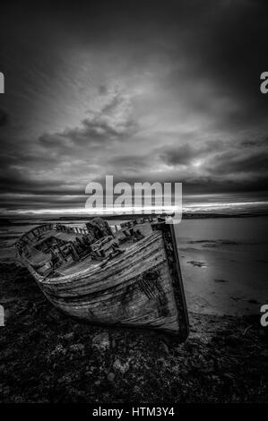 Un vieux bateau abandonné sur l'île de Flatey en Islande. Banque D'Images