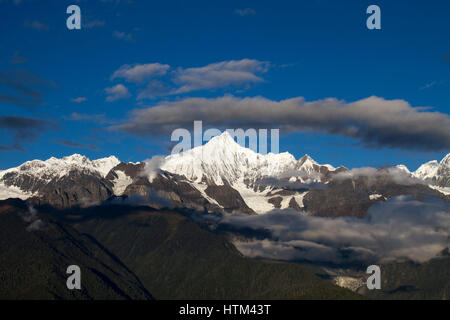 Vue majestueuse de Kawa Karpo pic dans le coucher du soleil, Meili Snow Mountain, Shangri-la, DiQing, Province du Yunnan, Chine Banque D'Images