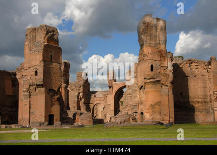 Antiques Thermes de Caracalla ruines dans le centre historique de Rome avec de beaux nuages Banque D'Images