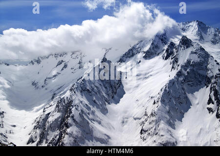 Montagnes hiver Neige et ciel bleu avec des nuages à nice journée soleil. Montagnes du Caucase, région Chelyabinsk. Banque D'Images