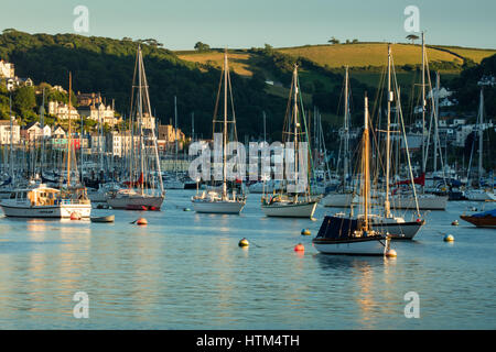 Bateaux ancrés dans la rivière Dart à Kingswear, Devon, England, UK Banque D'Images