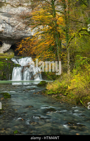 L'automne à la Source du Lison, Nans-Sous-Sainte-Anne, Franche-Comté, France Banque D'Images