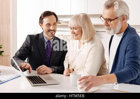 Présentation de l'agent optimiste plan de la maison pour les futurs propriétaires Banque D'Images