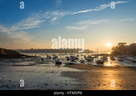 Voiliers à marée basse et le coucher du soleil sur la plage de St Briac près de St Malo, Bretagne, France Banque D'Images