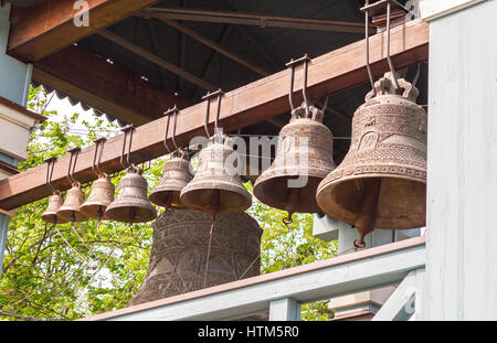 Rangée de cloches religieuses en parc. Ornement de bronze bells jardin botanique dans le parc, Kiev, Ukraine. Banque D'Images