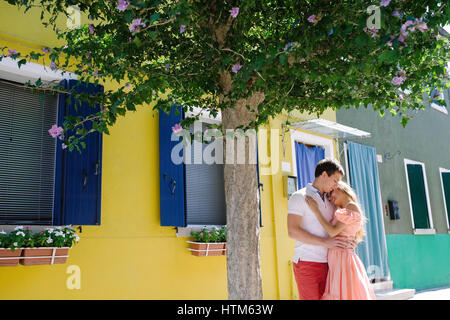 Jeune couple romantique sous un arbre, Burano, Venise, Italie, Europe Banque D'Images