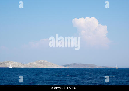 Dans les nuages au-dessus de l'île un cloudscape îles du Parc National de Kornati Croatie mer calme Banque D'Images