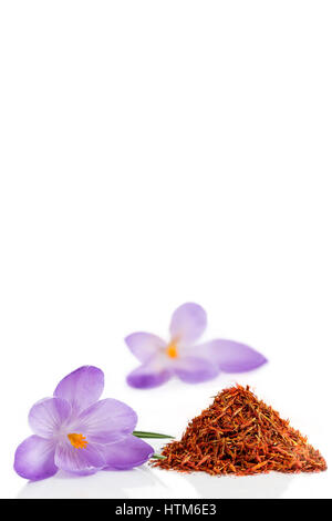 Crocus fleurs séchées et d'épices Safran sur fond blanc. Banque D'Images