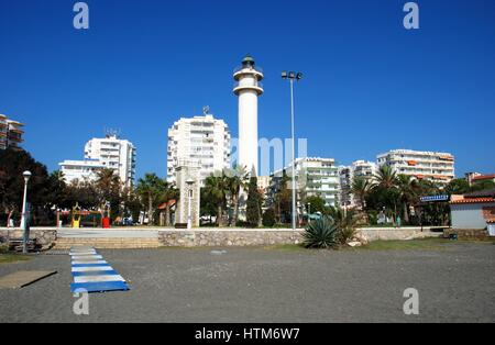 Vue sur le phare et les bâtiments au bord de la plage, à Torre del Mar, la province de Malaga, Andalousie, Espagne, Europe de l'Ouest. Banque D'Images