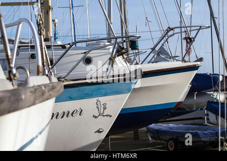 Arcs de bateaux,paisible, port, quai, quai, réflexion, réflectif, resort, rangée, la voile, la voile, la mer, la vue, la vue, visites, ciel, encore, été, Banque D'Images