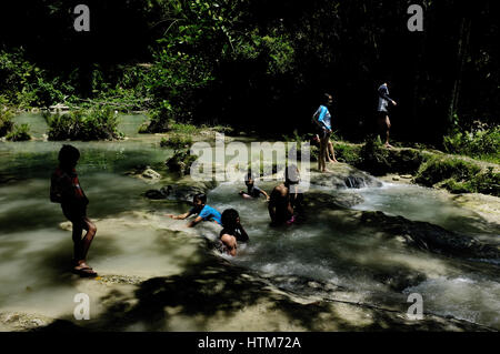 Les gens apprécient la cascade de Cambugahay salon à Siquijor, une province insulaire des Philippines. Banque D'Images