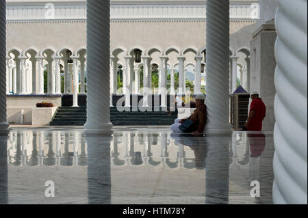 Les visiteurs du sultan Omar Ali Saifuddien Mosque. La mosquée est situé à Bandar Seri Begawan, dans le Sultanat de Brunei. C'est comme l'un des plus b Banque D'Images