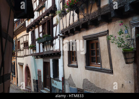 Maisons à colombages traditionnelles à Eguisheim, Alsace, France. Banque D'Images
