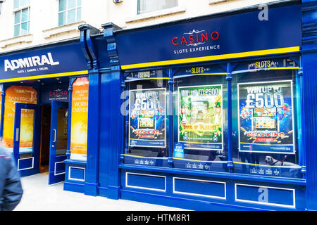Machine à sous slots casino Admiral Admiral arcade arcade jeu slots Admiral casino casinos UK Angleterre high street shop store front signe signes Banque D'Images