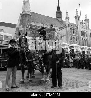 Sir John Betjeman (r), le poète officiel, avec le bus à cheval dans lequel il était arrivé au Guildhall de Londres pour l'inauguration officielle du transport célébration du 150e anniversaire de la London Bus. Sir John était "le lancement d' une flotte de 13 autobus à impériale moderne peint en vert et jaune la livrée de George Shillibeer's original "omnibus", qui s'est déroulé de Paddington à la Banque mondiale de juillet 1829. Banque D'Images