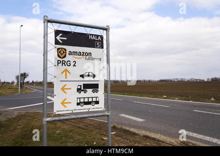 DOBROVIZ, RÉPUBLIQUE TCHÈQUE - le 12 mars : Road sign pour le détaillant en ligne Amazon entreprise réalisation bâtiment logistique le 12 mars 2017 dans Dobroviz, République tchèque r Banque D'Images