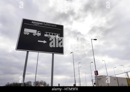 DOBROVIZ, RÉPUBLIQUE TCHÈQUE - le 12 mars : Road sign pour le détaillant en ligne Amazon entreprise réalisation bâtiment logistique le 12 mars 2017 dans Dobroviz, République tchèque r Banque D'Images