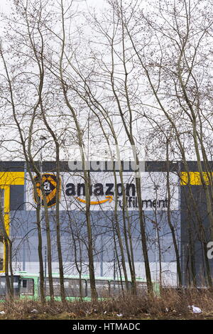 DOBROVIZ, RÉPUBLIQUE TCHÈQUE - le 12 mars : le détaillant en ligne Amazon entreprise réalisation bâtiment logistique le 12 mars 2017 dans Dobroviz, République tchèque. Amaz Banque D'Images