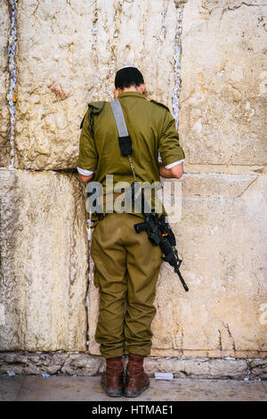 Soldat israélien priant au Mur Occidental à Jérusalem Banque D'Images