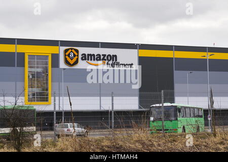 DOBROVIZ, RÉPUBLIQUE TCHÈQUE - le 12 mars : le détaillant en ligne Amazon entreprise réalisation bâtiment logistique le 12 mars 2017 dans Dobroviz, République tchèque. Amaz Banque D'Images