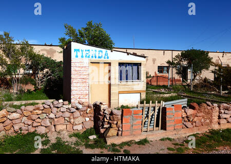 Boutique rustique qui est fermé dans petite hutte de Pulacayo, village du département de Potosi, Bolivie Banque D'Images