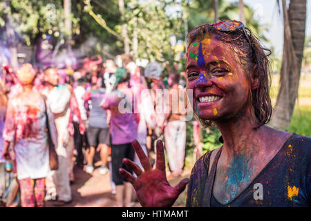 Jeune femme forme à l'appareil photo tout en célébrant Holi dans Hampi Banque D'Images