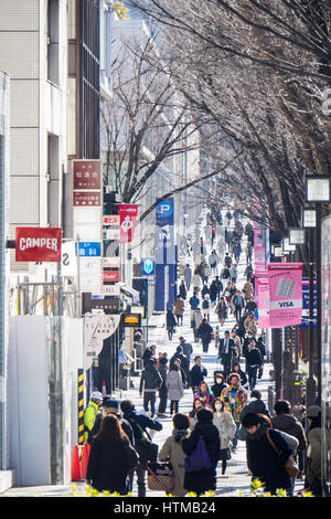 Une longue rue commerçante animée à Harajuku, Shibuya, Tokyo, Japon. Banque D'Images