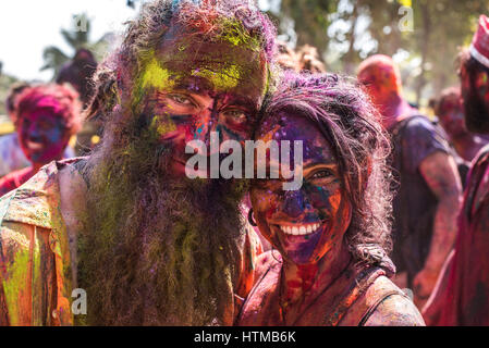 Jeune couple voyageur Hampi Holi Banque D'Images