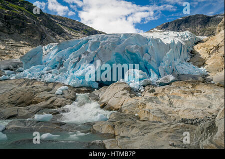 La grotte de glace du glacier Nigardsbreen et rivière Banque D'Images