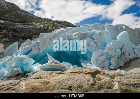 La grotte de glace du glacier Nigardsbreen Banque D'Images