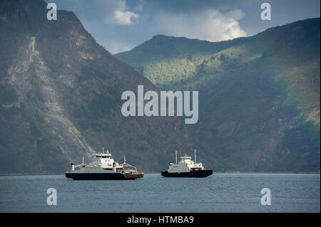 Deux ferries à fjord norvégien Banque D'Images