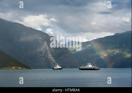 Ferries Fjord et paysage arc-en-ciel. Banque D'Images