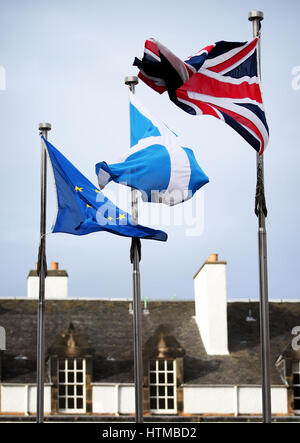 Un Union Jack, sautoir et voler à l'extérieur du pavillon européen Parlement écossais, Edimbourg. Banque D'Images