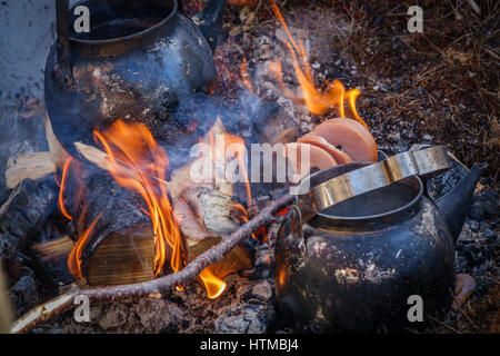 Feu de camp avec des saucisses, du renne Laponie Guesthouse dans for Kangos, Laponie, Suède Banque D'Images