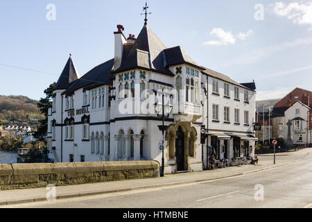 L'Hôtel Royal sur Castle Street Llangollen donnant sur la rivière Dee construit en 1752 et une fois l'hôte de la reine Victoria. Banque D'Images