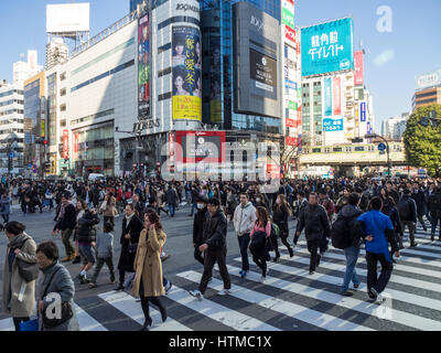 Croisement de Shibuya, aurait été le mot le plus occupé à l'extérieur de l'intersection de la station Shibuya, Tokyo Japon. Banque D'Images