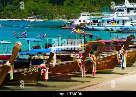 Bateau Longtail sur village de Ton Sai. Phi Phi Don island. La province de Krabi, mer d'Andaman, en Thaïlande. Banque D'Images