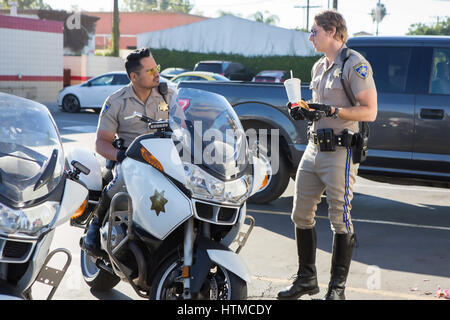 Plaquettes 2016 Warner Bros film avec Michael Peña à gauche et Dax Shepard Banque D'Images