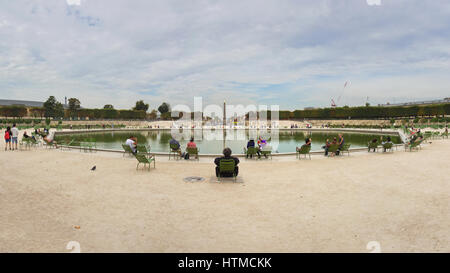 Le reste vigilant du Flâneur - jardin des Tuileries, Paris - bassin octogonal Banque D'Images