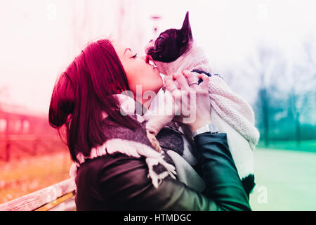 Young Beautiful woman hugging her bouledogue français chiot et en l'embrassant - amour, amitié concept Banque D'Images