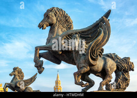 Vue rapprochée des statues PEGASUS Pegasus à quai à Carthagène, Colombie Banque D'Images