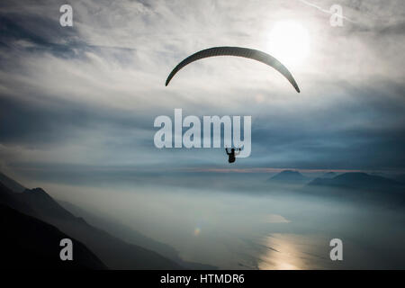 Parapente sur le lac de garde dans la région de Malcesine, humeur du soir Monte Baldo, Veneto, Italie Banque D'Images