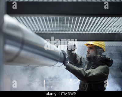 Technicien mécanicien, mount fixation d'un pipeline, Autriche Banque D'Images