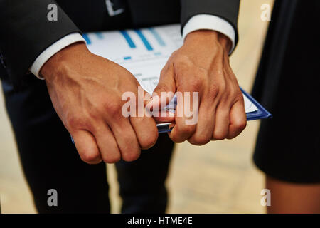 Document sur le presse-papiers pour les entreprises dans le contrôle de l'agence consulting Banque D'Images