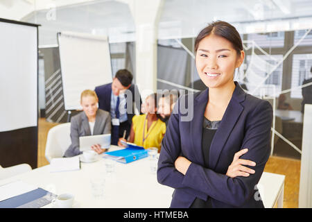 Young Asian business woman comme manager avec l'équipe de démarrage Banque D'Images