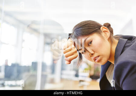 Surchargé et a souligné businesswoman au bureau Banque D'Images