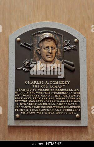 Plaque commémorative Charles Comiskey pour dans le Hall of Fame Gallery, National Baseball Hall of Fame & Museum, Cooperstown, NEW YORK, USA. Banque D'Images