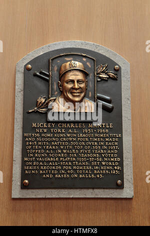 Plaque commémorative pour le champ centre Mickey manteau dans le Hall of Fame Gallery, National Baseball Hall of Fame & Museum, Cooperstown, NEW YORK, USA. Banque D'Images