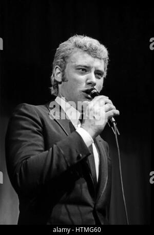 Johnny Hallyday l'exécution à l'Olympia de Paris Hall en novembre 1965. Banque D'Images