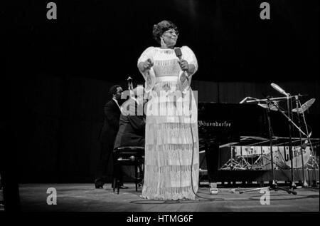 Chanteuse de jazz Ella Fitzgerald effectuant au Palais des Congrès de Paris, le 17 septembre 1977. Banque D'Images